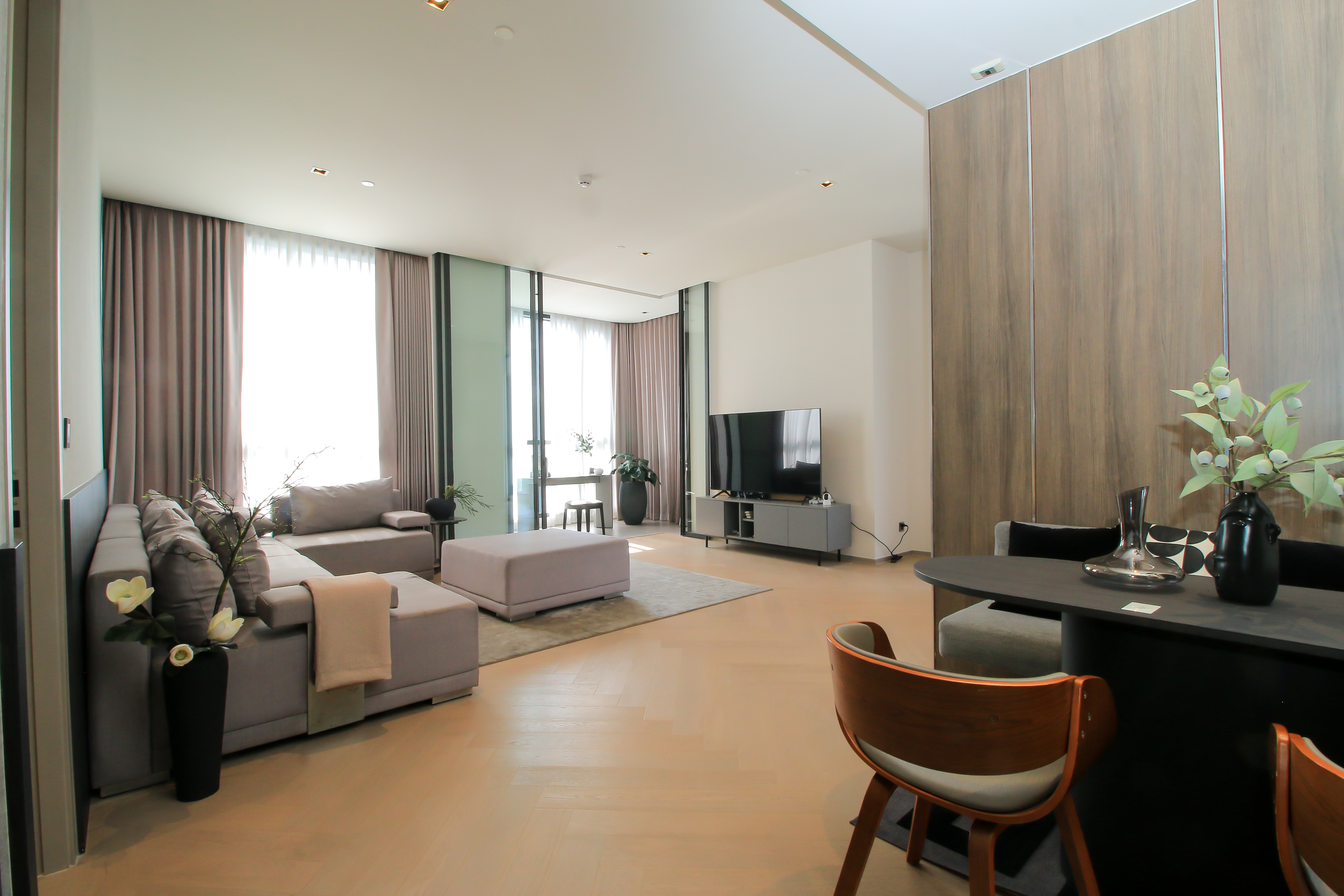 For rent: The Reserve Sathorn, furnished, ready to move in, 2 bedrooms, rent 125,000 baht / 1 year contract.