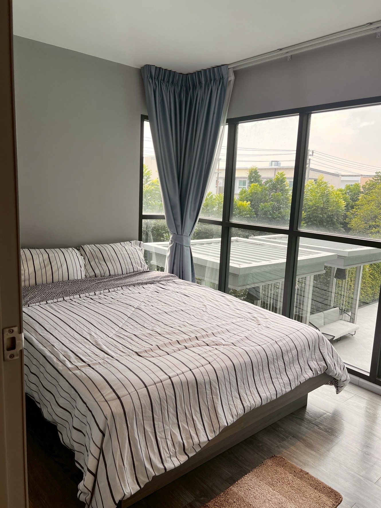 ให้เช่า เอสเพน คอนโด ลาซาล Aspen Condo LaSalle สวย กว้าง ใหม่ เฟอร์ไฟฟ้าครบ มีเครื่องซักผ้า วิวสระ – รูปที่ 2