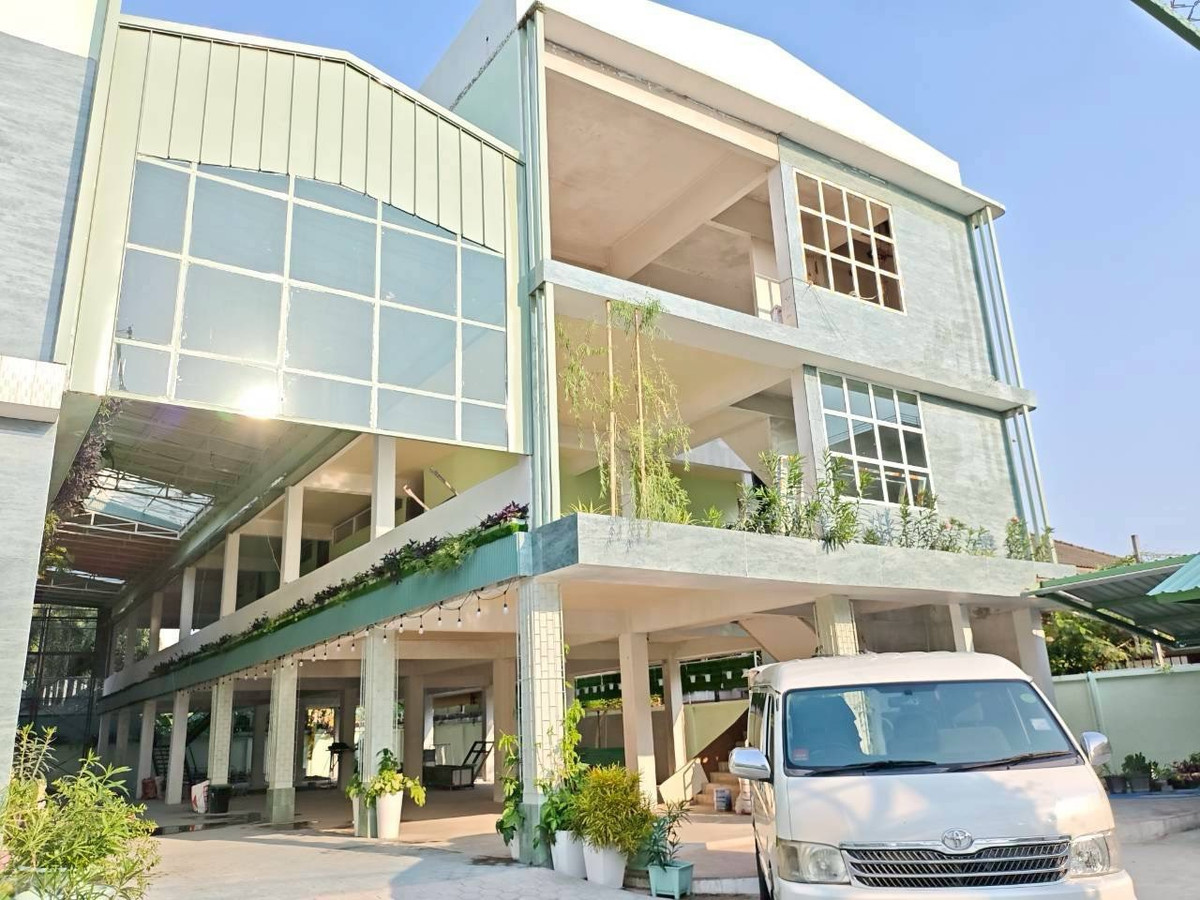 Office building for rent, Talat Khwan area, Mueang Nonthaburi District, area 1 rai, total usable area 1,900 sq m., parking for 12 cars.