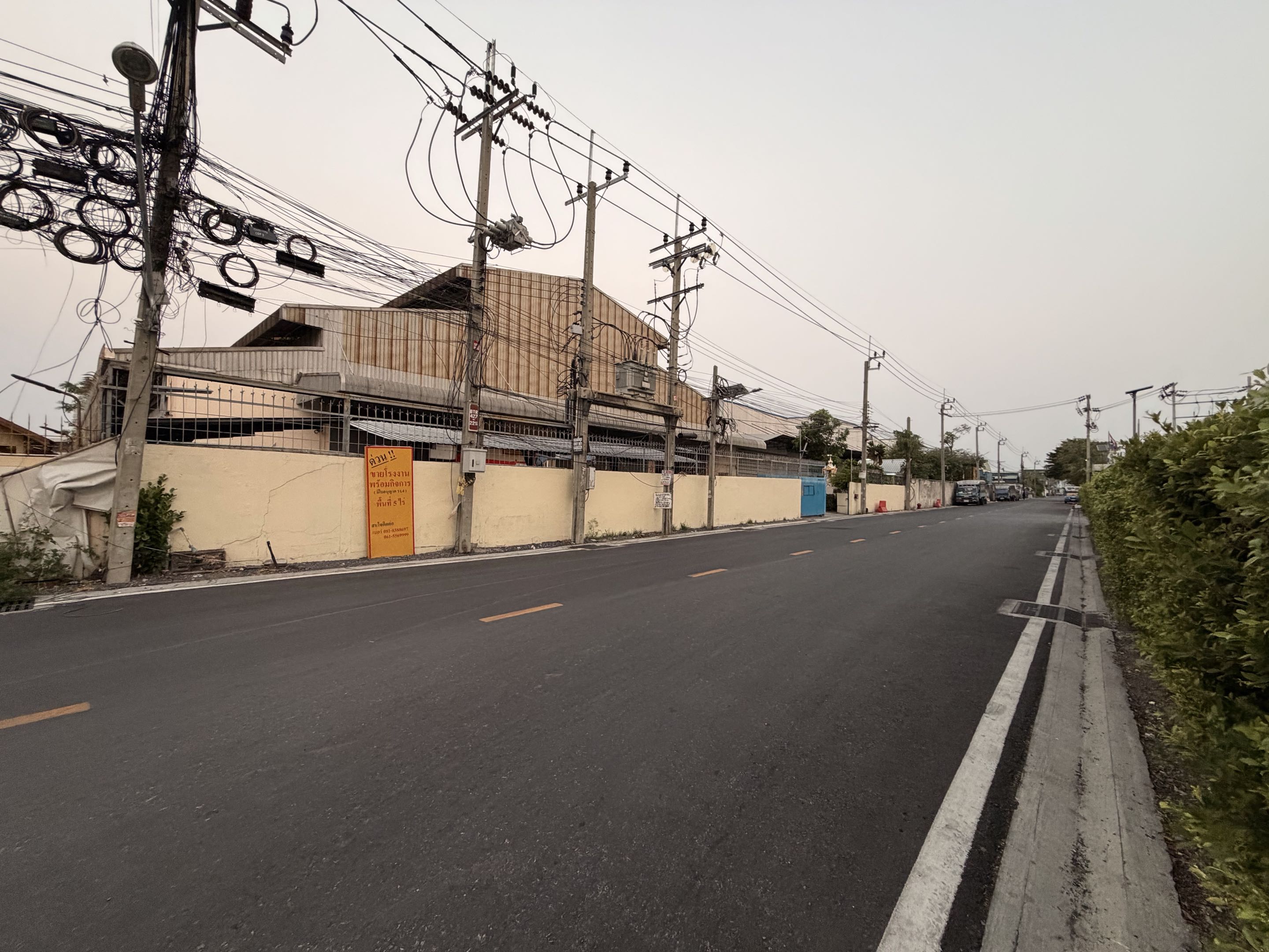 Land for sale with factory, Soi Jongsiri, location next to the main road, Tamru-Bang Phli.