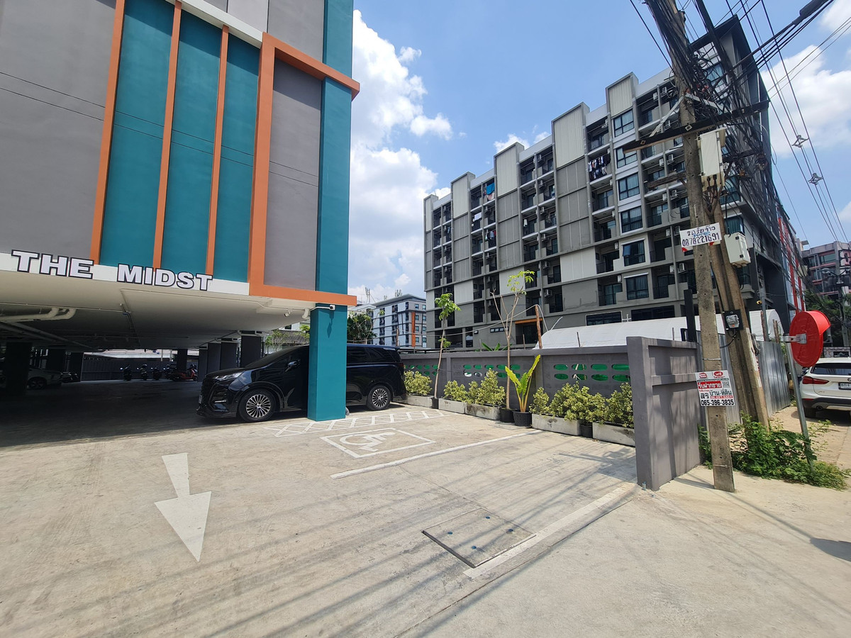 Condo The Midst Ratchada-Lat Phrao near the BTS.