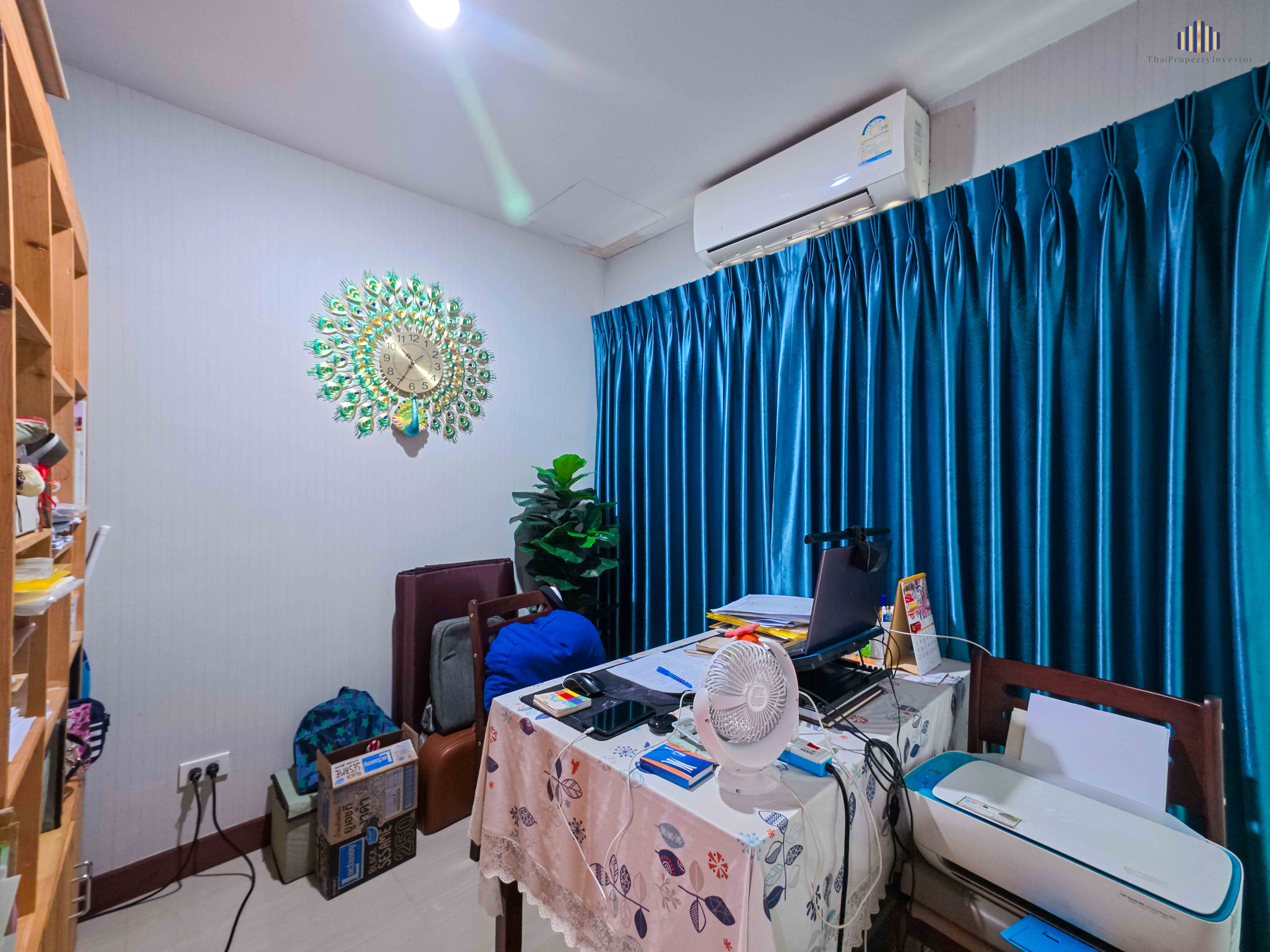 Urgent Sale! Ready-to-Move-In Large Studio Condo Klai Tawan Residence: 1st floor unit with a spacious 31.12 sq.m. layout, features a clearly partitioned kitchen and a full set of furniture. High-potential location with convenient access – รูปที่ 3