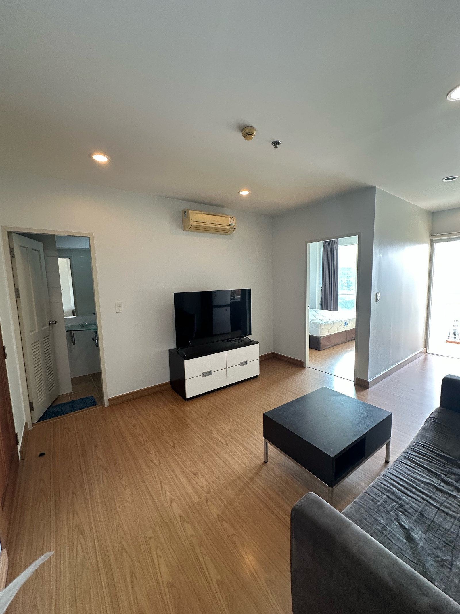 For Rent 🔥🔥 Large room, great location, near BTS Skytrain, near Santiภาพ Park, fully furnished, BTS Victory Monument.