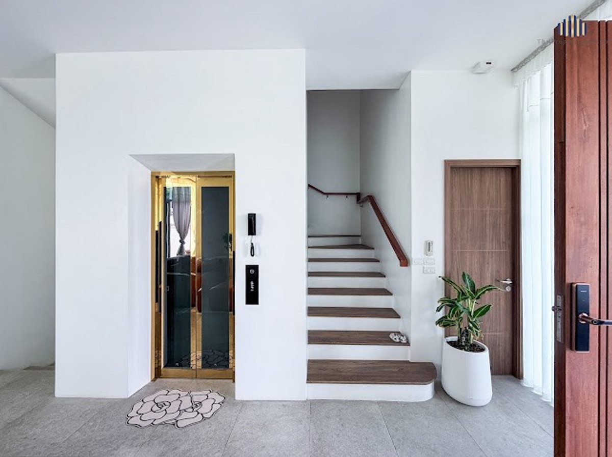 เพียง 200 เมตรจากปากซอย ! บ้านใหม่ หลังมุม 84 ตร.วา ! ปล่อยเช่าบ้านเดี่ยวหรู 3 ชั้นพร้อมลิฟต์พรีเมียม ย่านพระราม 9 ซอย 55 ! 4 นอน 5 น้ำ 4 จอด พร้อมห้องแม่บ้าน !ใกล้เดอะไนท์ , รพ.สมิตติเวช และโรงเรียนนานาชาติ ไบร์ตัน ,เวลลิงตัน ! ด่วนมาก – รูปที่ 4