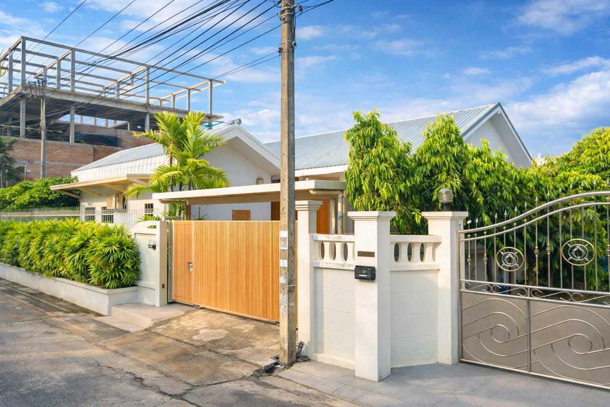 🔥House for sale, location in front of the alley, near shops, near the main road = easy to see, easy to access 🔥 Entrance of the alley, Phibun Charan Village 35, the house is almost next to the road. No need to go deep, no need to get lost. Anyone who does