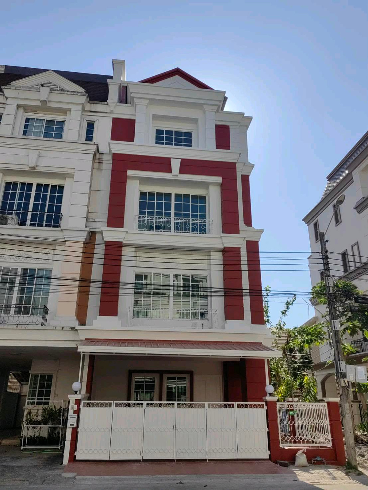 Home office for rent, 4 floors, Plus Park Avenue, Lasalle-Srinakarin. Good environment, near BTS Bearing and MRT Sri Lasalle.
4-storey home office on 29 sq m of land, usable area approximately 320 sq m. Suitable for an office, showroom or residence.
Ther Home office for rent, 4 floors, Plus Park Avenue, Lasalle-Srinakarin. Good environment, near BTS Bearing and MRT Sri Lasalle.
4-storey home office on 29 sq m of land, usable area approximately 320 sq m. Suitable for an office, showroom or residence.
Ther