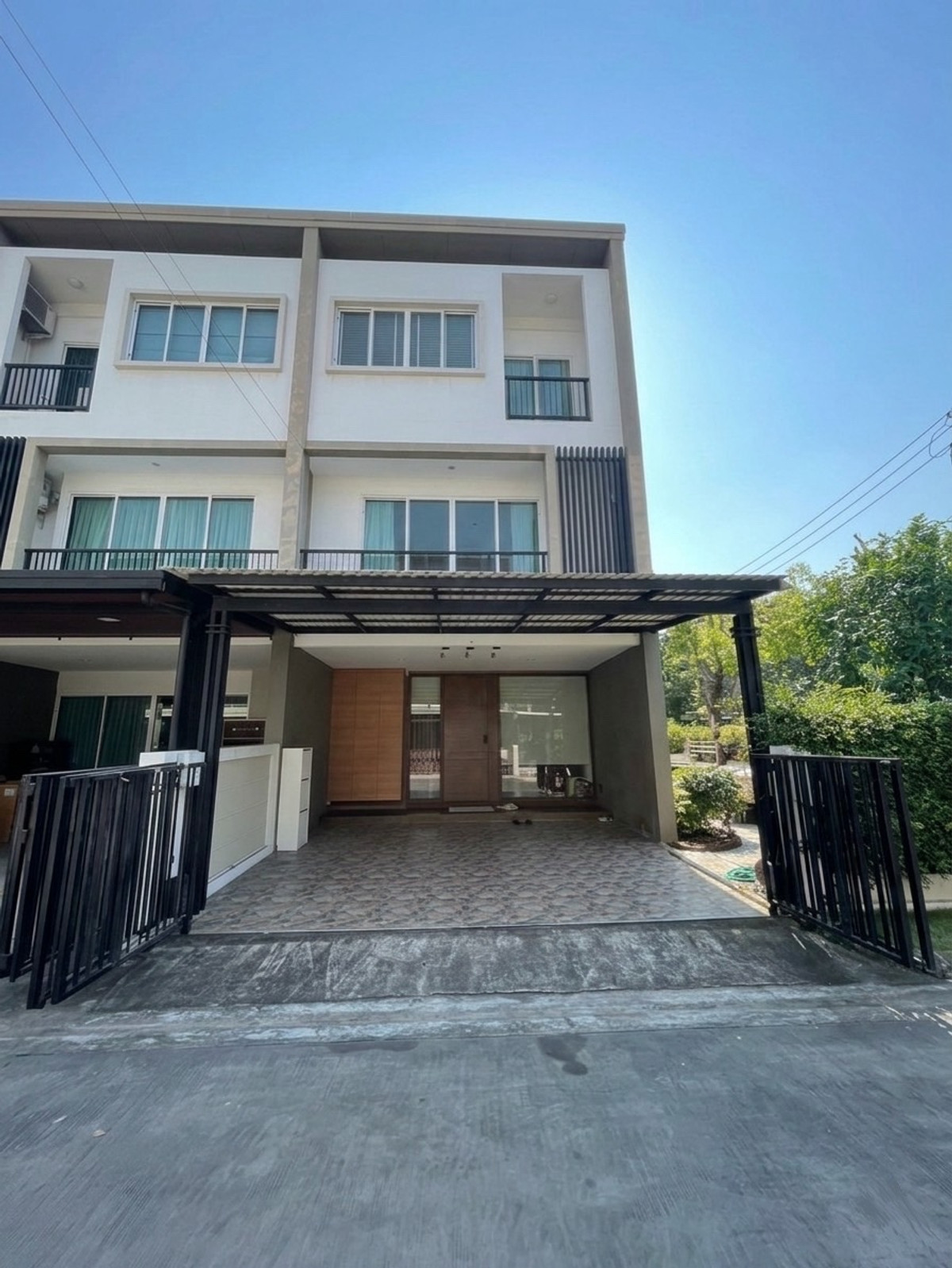 Urgent sale, 3-story townhome, corner house / side garden, Lumpini Town Place Village, Sukhumvit 62.