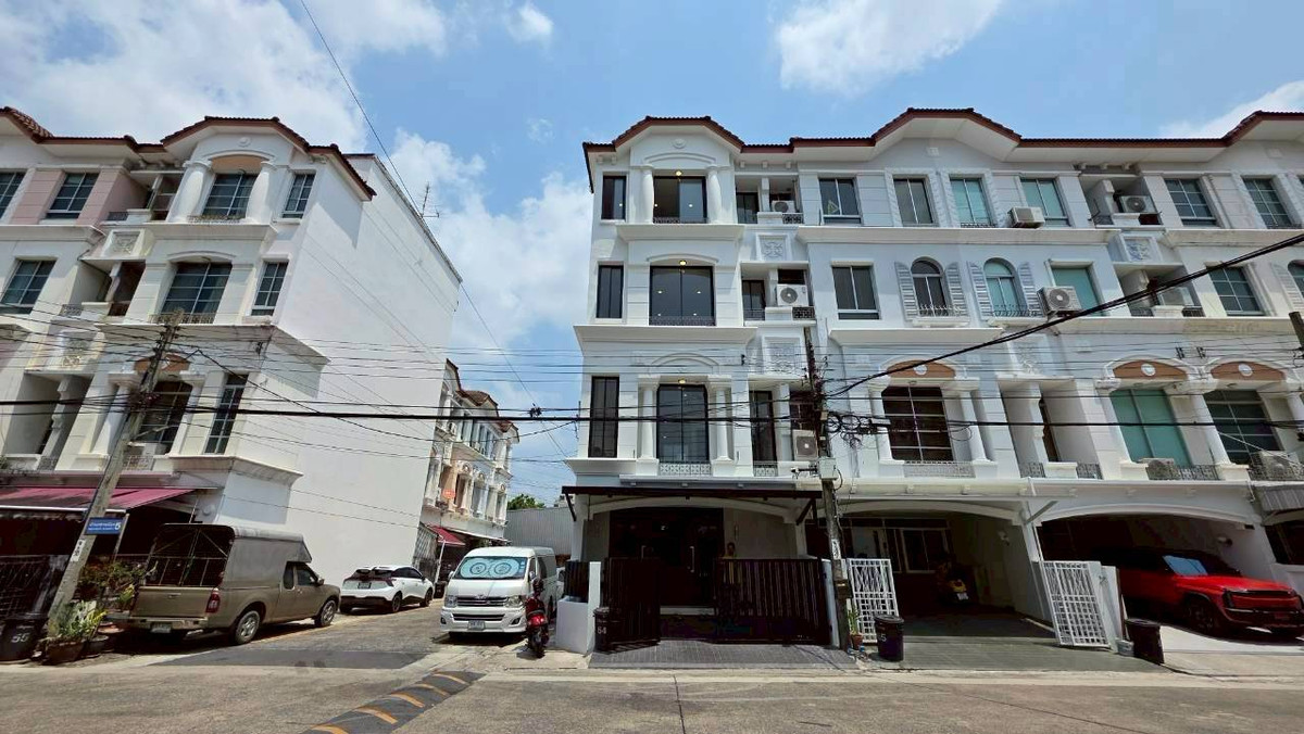 Urgent sale, 4-story home office (corner), newly renovated, beautiful, village in the middle of the city. Rama 9-Lat Phrao Urgent sale, 4-story home office (corner), newly renovated, beautiful, village in the middle of the city. Rama 9-Lat Phrao