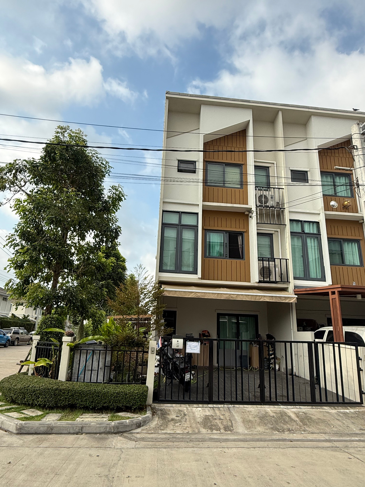 ขายบ้านทาวน์เฮ้าส์หลังมุม 3 ชั้น 29.5 ตร.ว. 150 ตร.ม. () หมู่บ้านเพล็กซ์ อ่อนนุช วงแหวน ถนนสุขาภิบาล 2 ขายบ้านทาวน์เฮ้าส์หลังมุม 3 ชั้น 29.5 ตร.ว. 150 ตร.ม. () หมู่บ้านเพล็กซ์ อ่อนนุช วงแหวน ถนนสุขาภิบาล 2