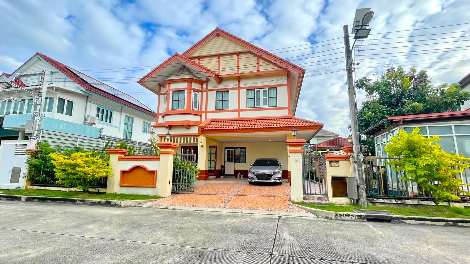4Bedroom House with fully furnished have Maid's Room near DBS, on Ratchaphruek Road 4Bedroom House with fully furnished have Maid's Room near DBS, on Ratchaphruek Road