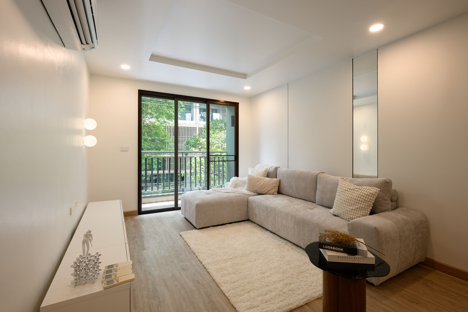 For : Large condo, newly renovated, ready to move in, Sukhumvit 31, in the heart of the city, but with peace and privacy.
