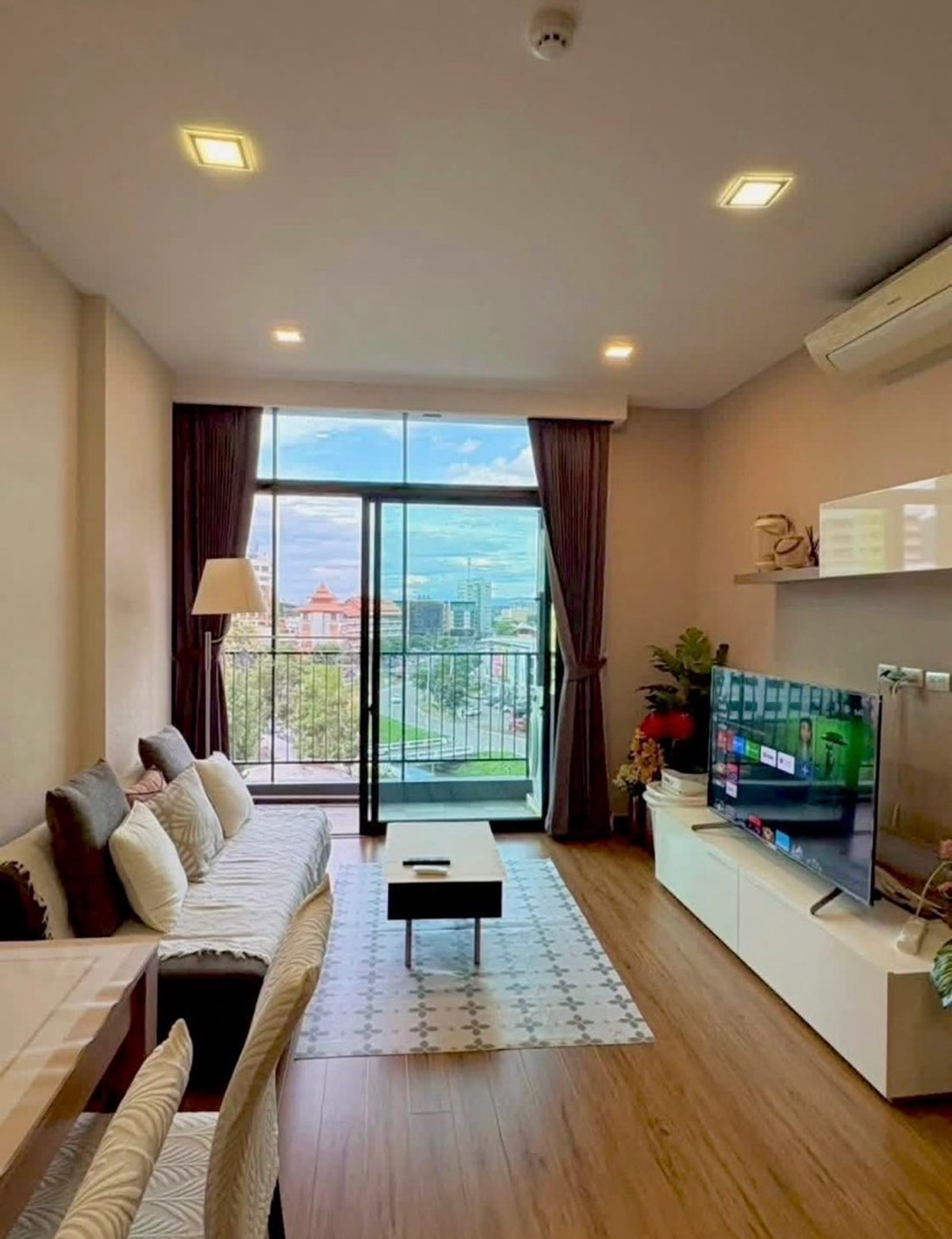 Spacious room, Doi Suthep view, location near Nimman-CMU.