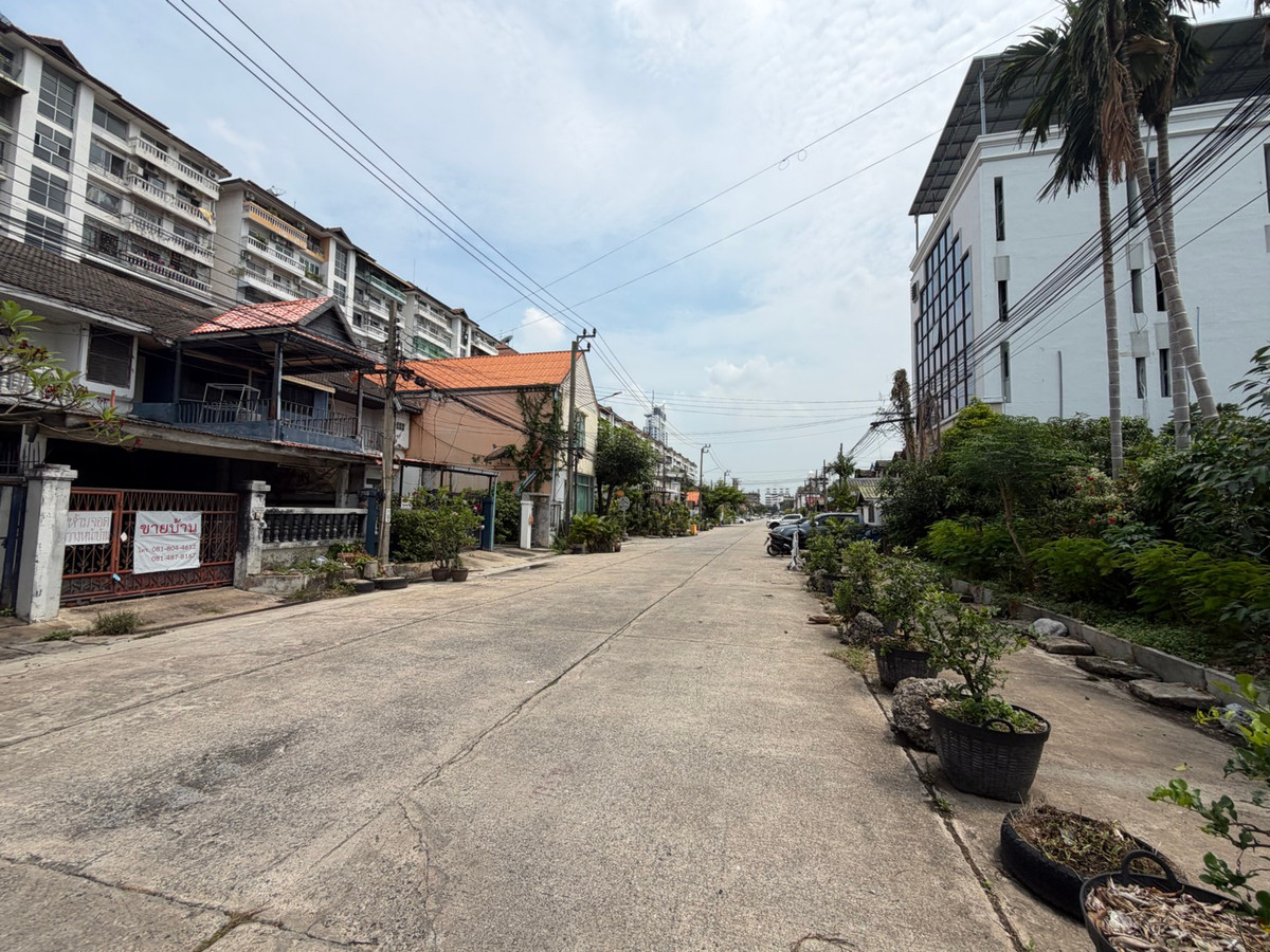 Beautiful plot of land for sale Soi Ramkhamhaeng 30/1, area 216 square meters, width 36 meters, only 450 meters from Ramkhamhaeng Road, road in front of the land is 14 meters wide, suitable for building a luxury house, office, apartment or speculation, pr