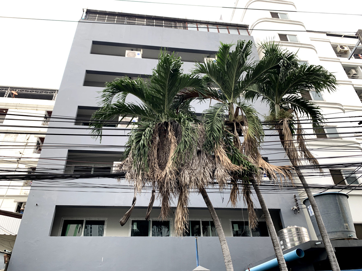 For rent/sale Renovated building in Huai Khwang area, 6 floors + rooftop, Soi Pracha Uthit 18 &amp; 20, usable area 2,000 sq m. Ready to move in. There is complete furniture.