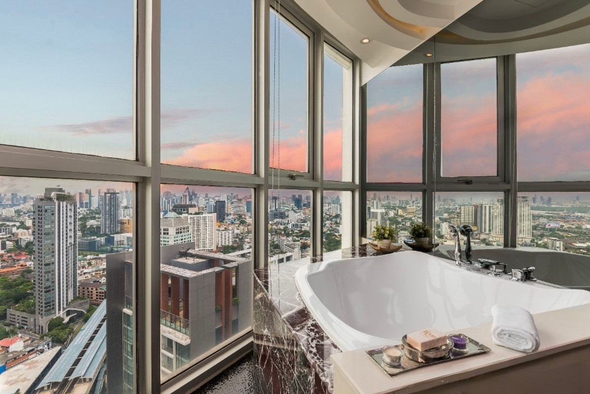 High-Floor Condo with Unblocked River Views Near BTS High-Floor Condo with Unblocked River Views Near BTS