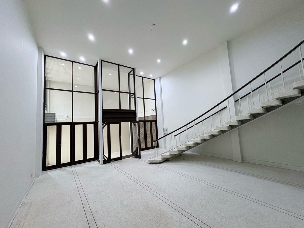 Urgent sale and rent, 7-story townhouse in the heart of the city, Siam area, Banthat Thong. Urgent sale and rent, 7-story townhouse in the heart of the city, Siam area, Banthat Thong.