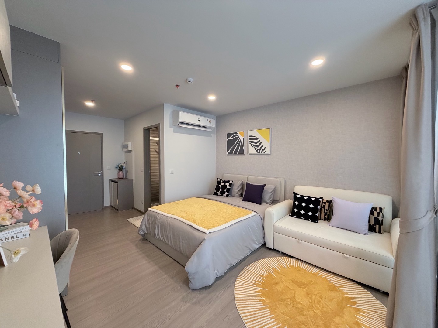 Condo with the best price in Rama 4 area, starting at 2.42 million baht. Call Khun Aom 082-883-9995