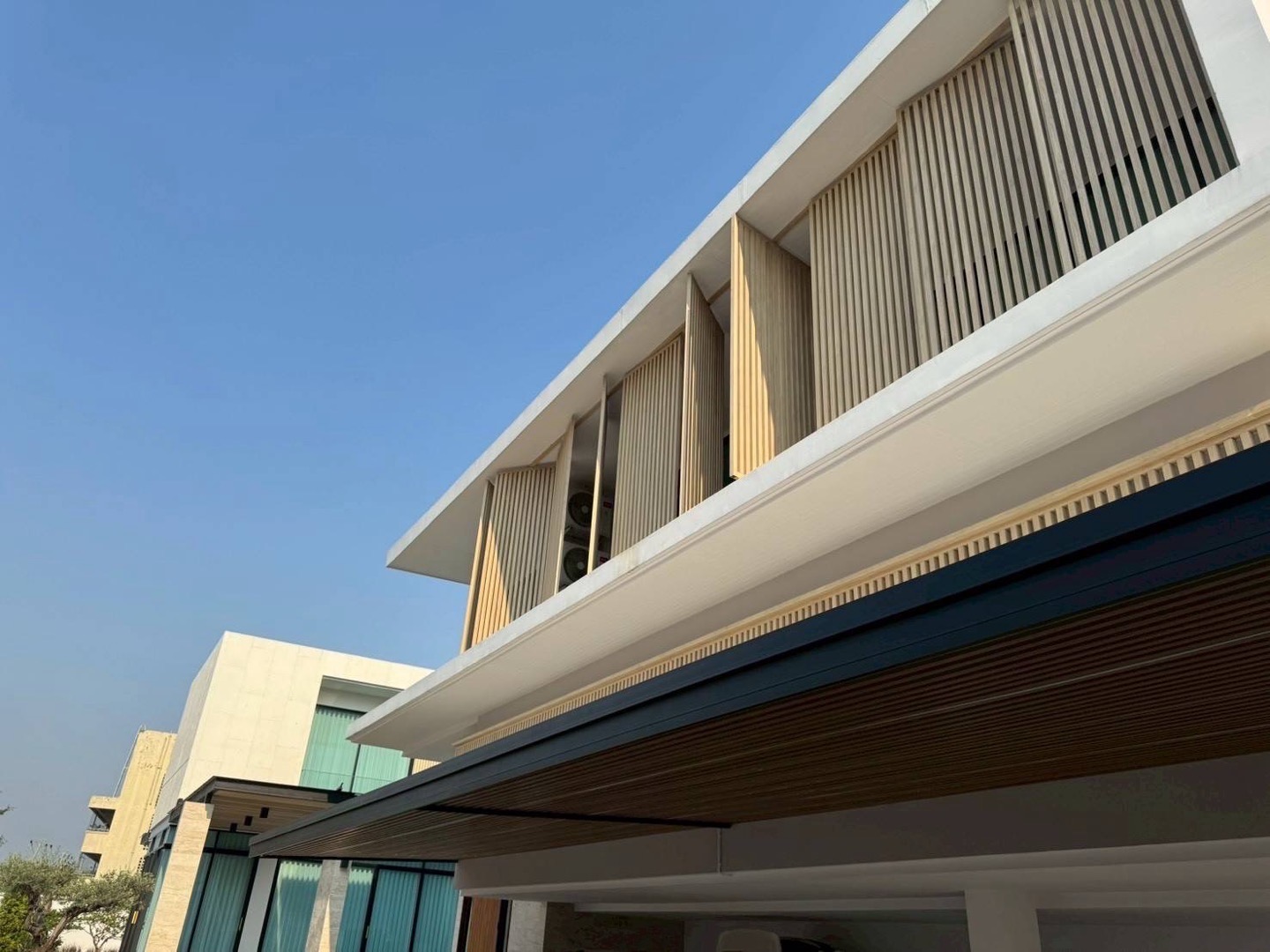💕✨ ให้เช่า / ขาย คฤหาสน์หรู/
super luxury พูลวิลล่าใจกลางกรุง
The Master เอกมัย–รามอินทรา ✨🏡
💕✨ ให้เช่า / ขาย คฤหาสน์หรู/
super luxury พูลวิลล่าใจกลางกรุง
The Master เอกมัย–รามอินทรา ✨🏡