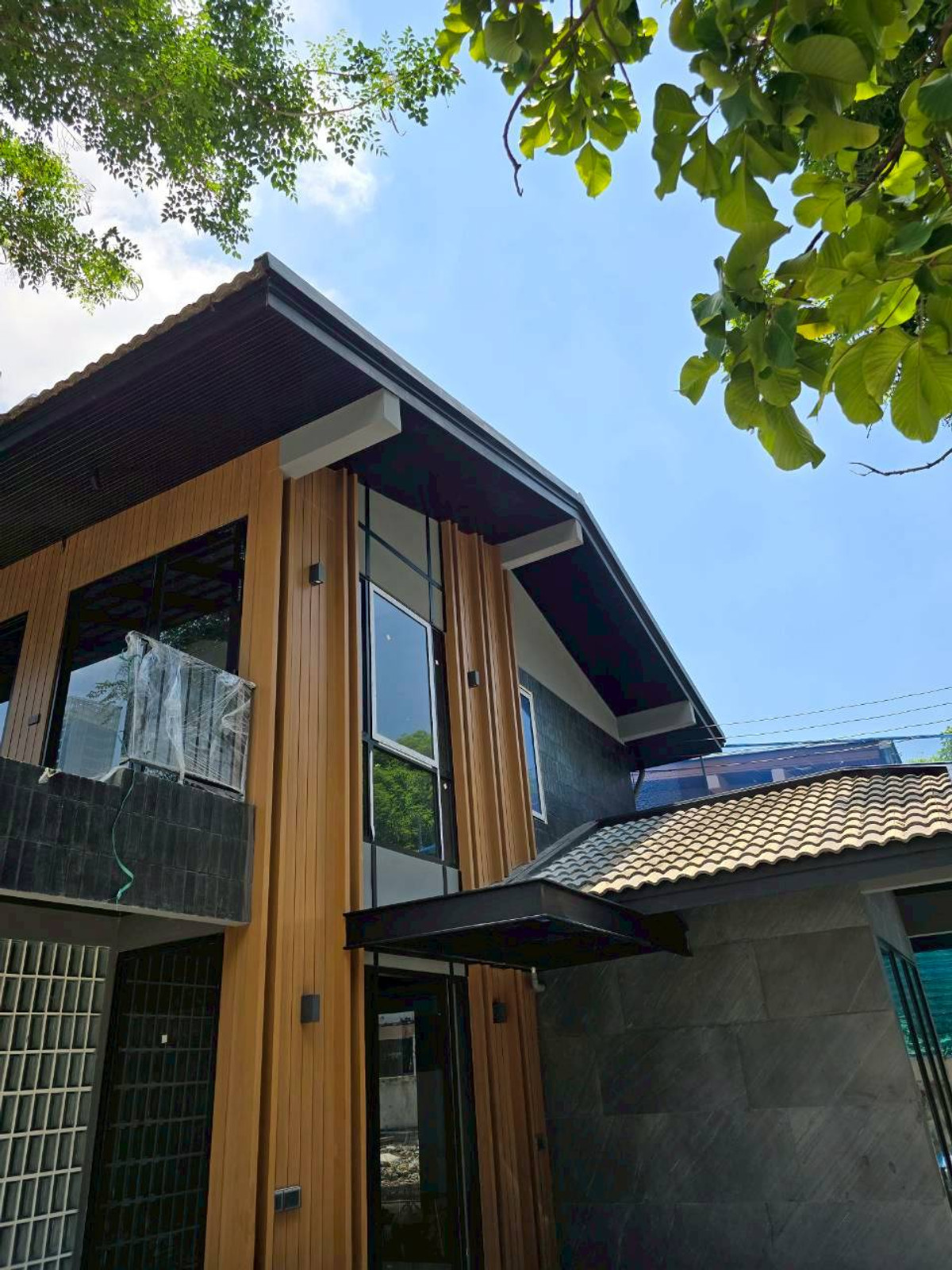 Single house for rent, renovated into commercial space, suitable for restaurants, coffee shops, etc., near BTS Punnawithi, Sukhumvit Road 64/1, starting at only 60000 baht. Single house for rent, renovated into commercial space, suitable for restaurants, coffee shops, etc., near BTS Punnawithi, Sukhumvit Road 64/1, starting at only 60000 baht.