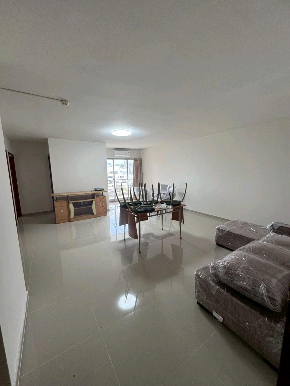 For rent, 2 bedrooms, 1 bathroom, with brand new furniture. **You can carry your bag and enter**
Parking space for 1 car
Minimum 1 year contract
2 months security deposit
1 month advance rent