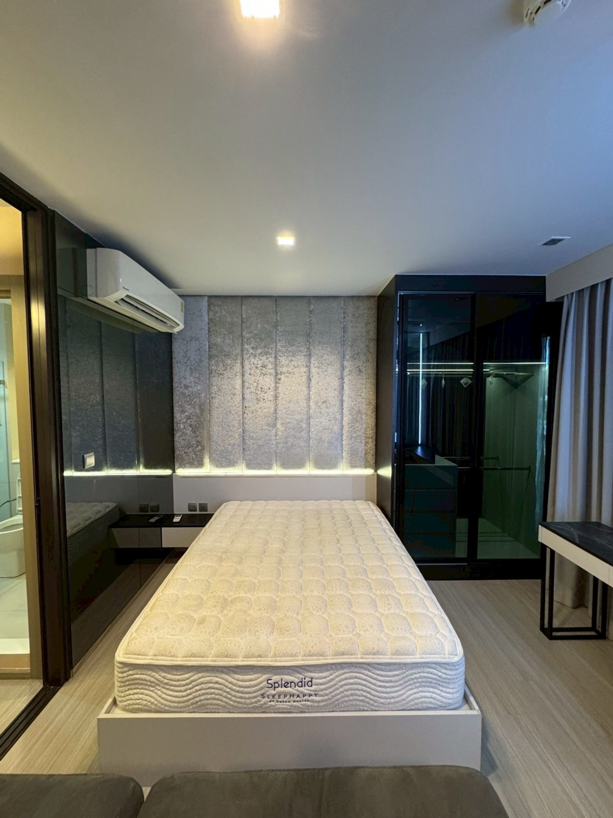 Selling Life Asoke Rama 9 built in for the whole room.