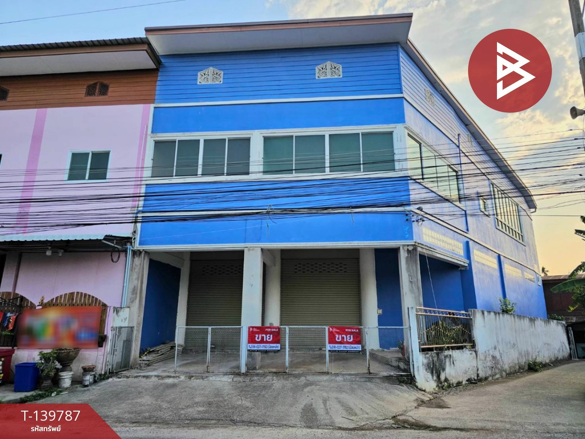 2-story commercial building for sale, corner unit, Laplae District, Uttaradit, wide area, good location. 2-story commercial building for sale, corner unit, Laplae District, Uttaradit, wide area, good location.