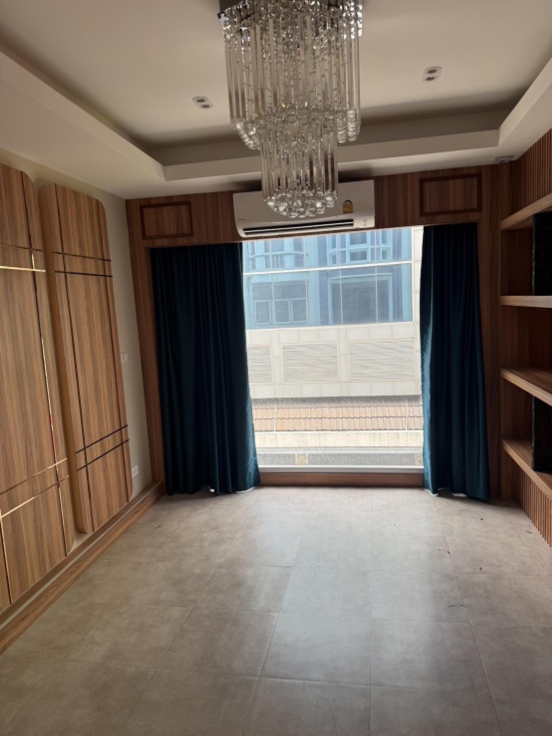 Shophouse for rent, 1 pair, 5 floors, built in air conditioning, elevator, good location.Near BTS Ploenchit Chidlom, Ratchaprasong intersection, 240 sq m., suitable for use as a residence. or beautiful shops