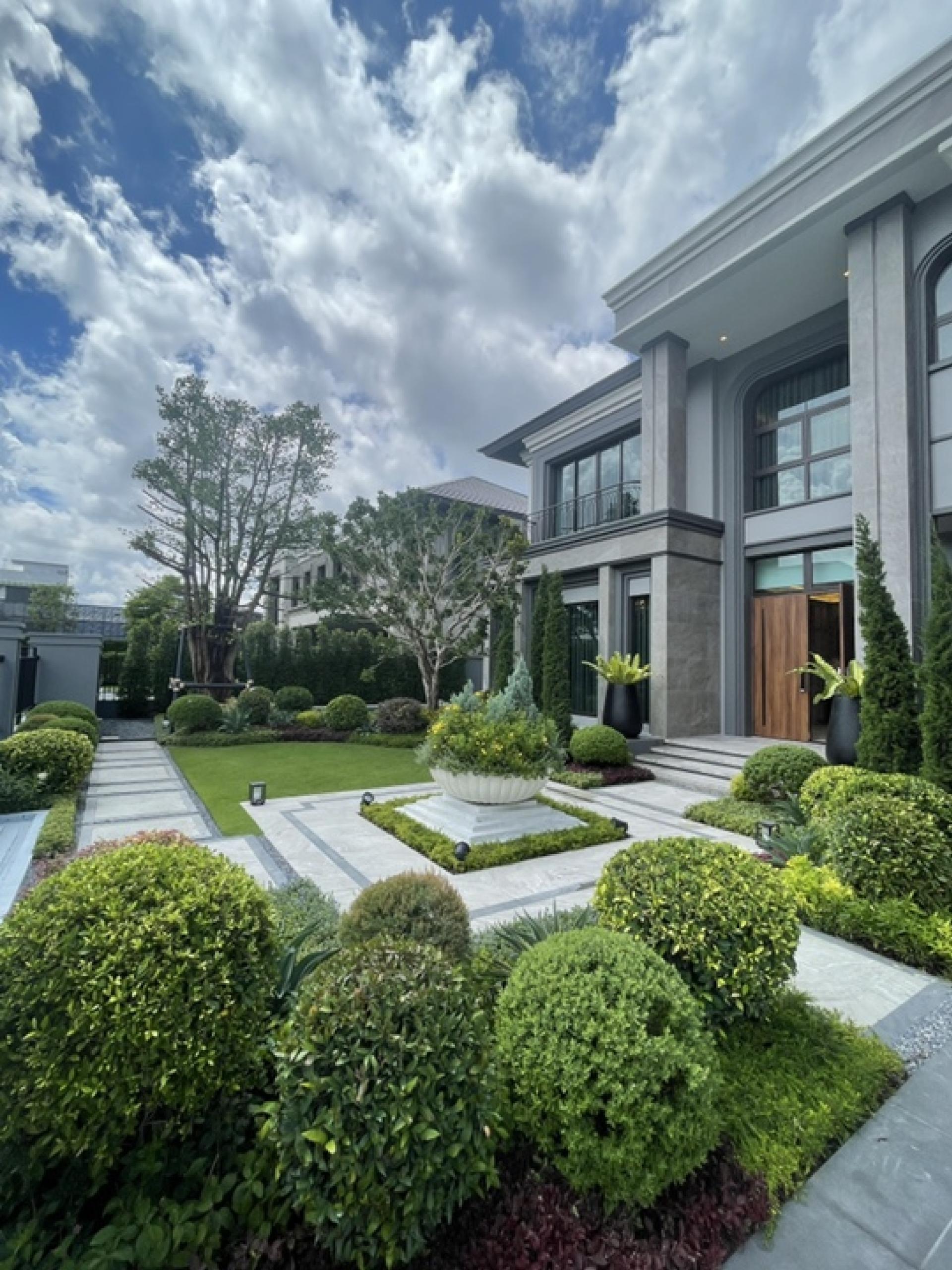2-storey luxury detached house for sale Suksawat-Rama 3, near the expressway, Rama 3 International School, 195 sq.wah., 850 sq m., 6 beds, 6 baths, 5 parking spaces, with garden, private swimming pool.near expressway 2-storey luxury detached house for sale Suksawat-Rama 3, near the expressway, Rama 3 International School, 195 sq.wah., 850 sq m., 6 beds, 6 baths, 5 parking spaces, with garden, private swimming pool.near expressway