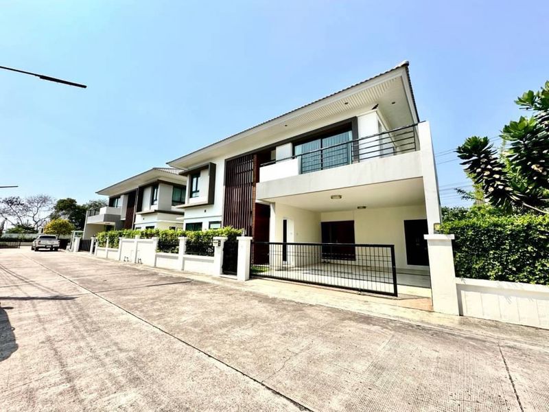 Two-story detached house for rent in Sriracha, near the motorway, in The Complete Sriracha project. Two-story detached house for rent in Sriracha, near the motorway, in The Complete Sriracha project.