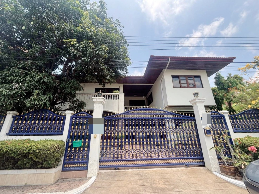Single house for sale, 4 bedrooms, 5 bathrooms, near Thonglor, real teak throughout. Single house for sale, 4 bedrooms, 5 bathrooms, near Thonglor, real teak throughout.