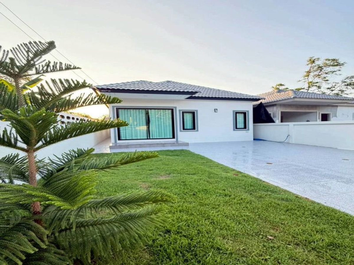 Brand new detached house for sale in Sriracha, in the heart of the city, near Lotus Rai Kluay, convenient transportation. Brand new detached house for sale in Sriracha, in the heart of the city, near Lotus Rai Kluay, convenient transportation.
