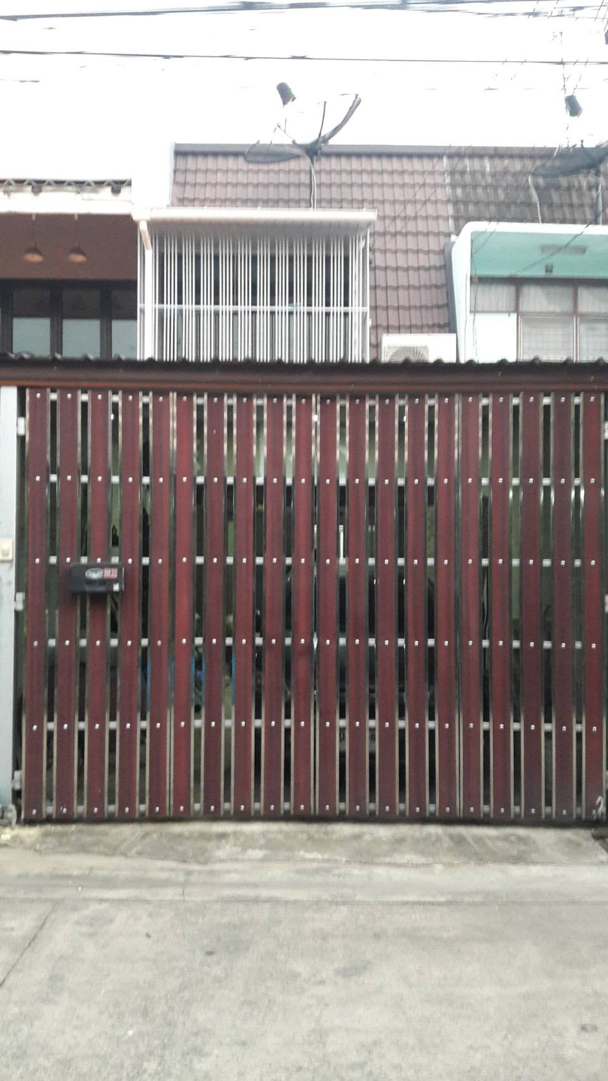 PZ698-ขายทาวน์เฮ้าส์ หมู่บ้านแฮปปี้แลนด์เก่า  20 ตรว. รีโนเวทใหม่ บนถนนแฮปปี้แลนด์  ใกล้รถไฟฟ้าสายสีเหลือง เพียง 220 เมตร เข้าออกหลายเส้นทาง และสวนสาธาณะ แขวง คลองจั่น เขตบางกะปิ กรุงเทพมหานคร – รูปที่ 3