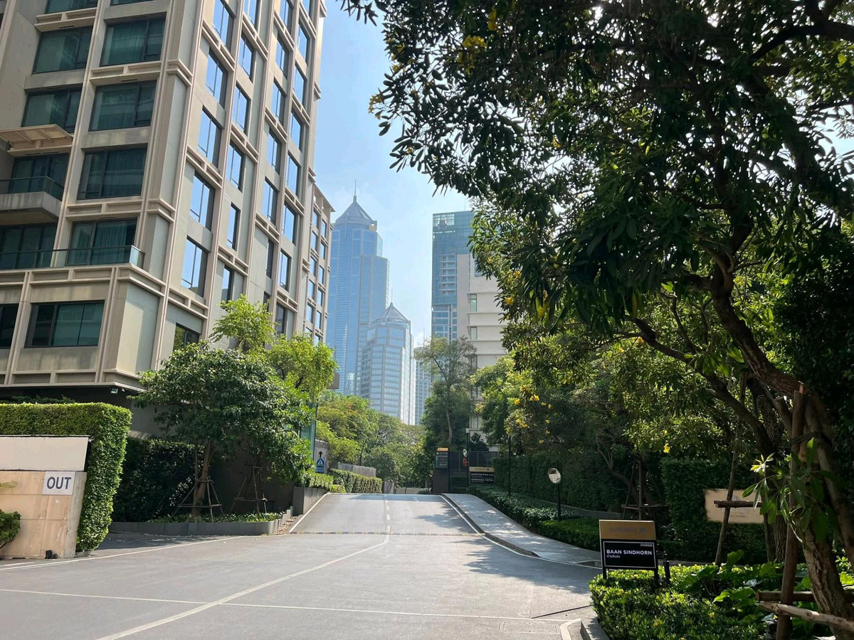 Sinhorn Residence Studio, 1 bed, 1 bath, 40 sq.m. for rent 55,000 baht per month. Interested? Call Nong 096-2615656. Appointments to view available daily. Location: Asoke, Sukhumvit. Sinhorn Residence Studio, 1 bed, 1 bath, 40 sq.m. for rent 55,000 baht per month. Interested? Call Nong 096-2615656. Appointments to view available daily. Location: Asoke, Sukhumvit.