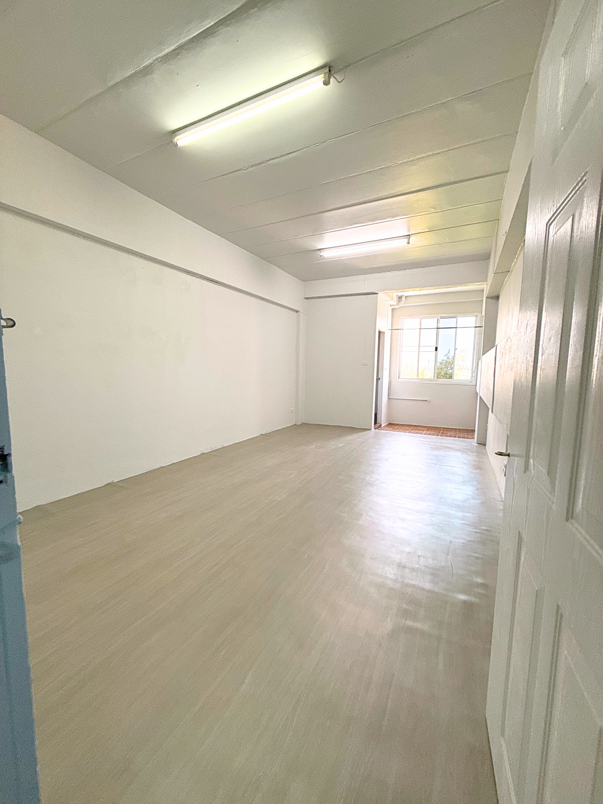 Newly renovated room, starting at only 2,000 baht/month, room next to stairs, very convenient. Newly renovated room, starting at only 2,000 baht/month, room next to stairs, very convenient.