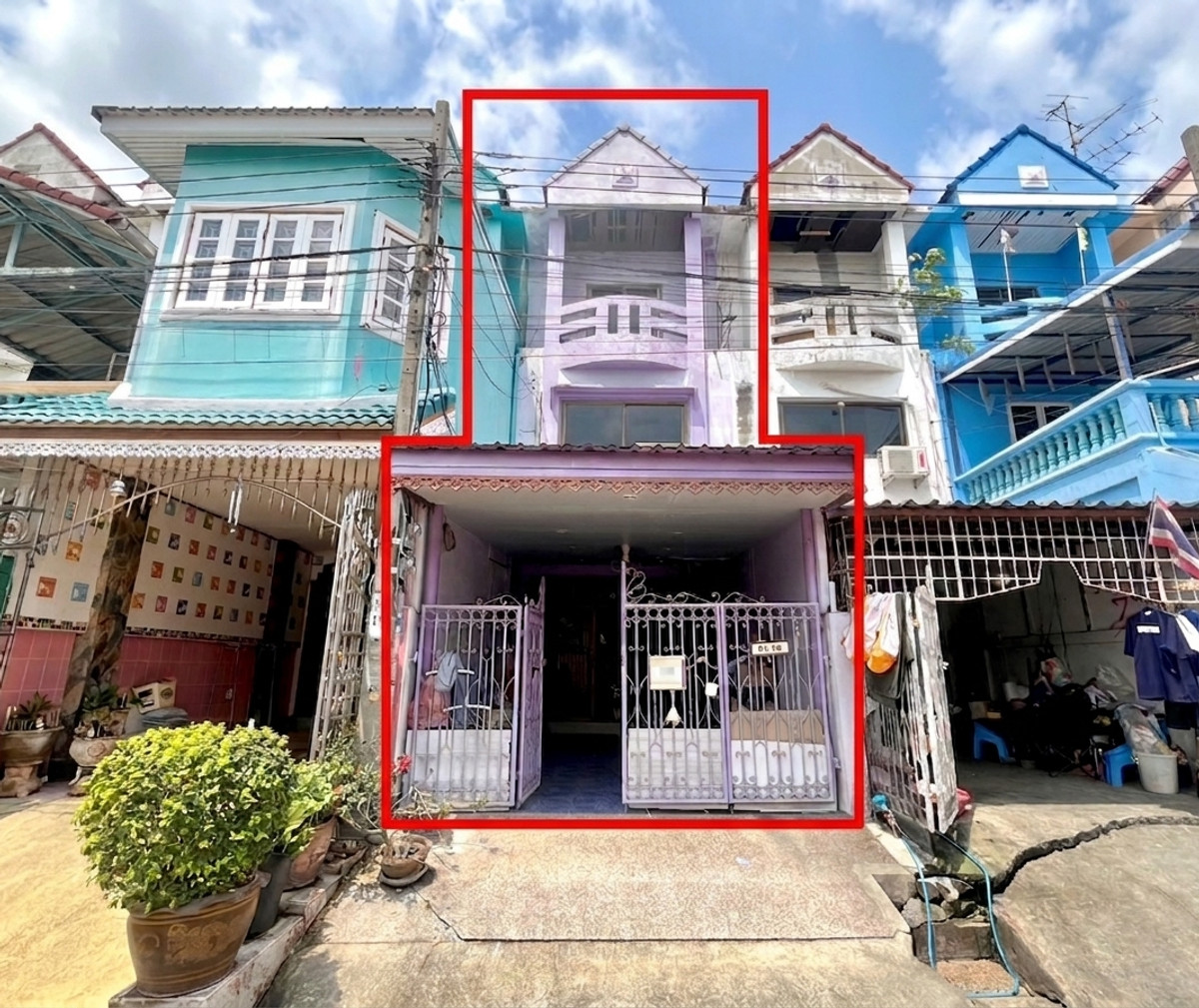 3 storey house with a budget just over 2 million!!! Townhome for sale in Bang Khae 14 Alley, nearly 200 sq.m. of usable space, great for renovation to live in or rent out!