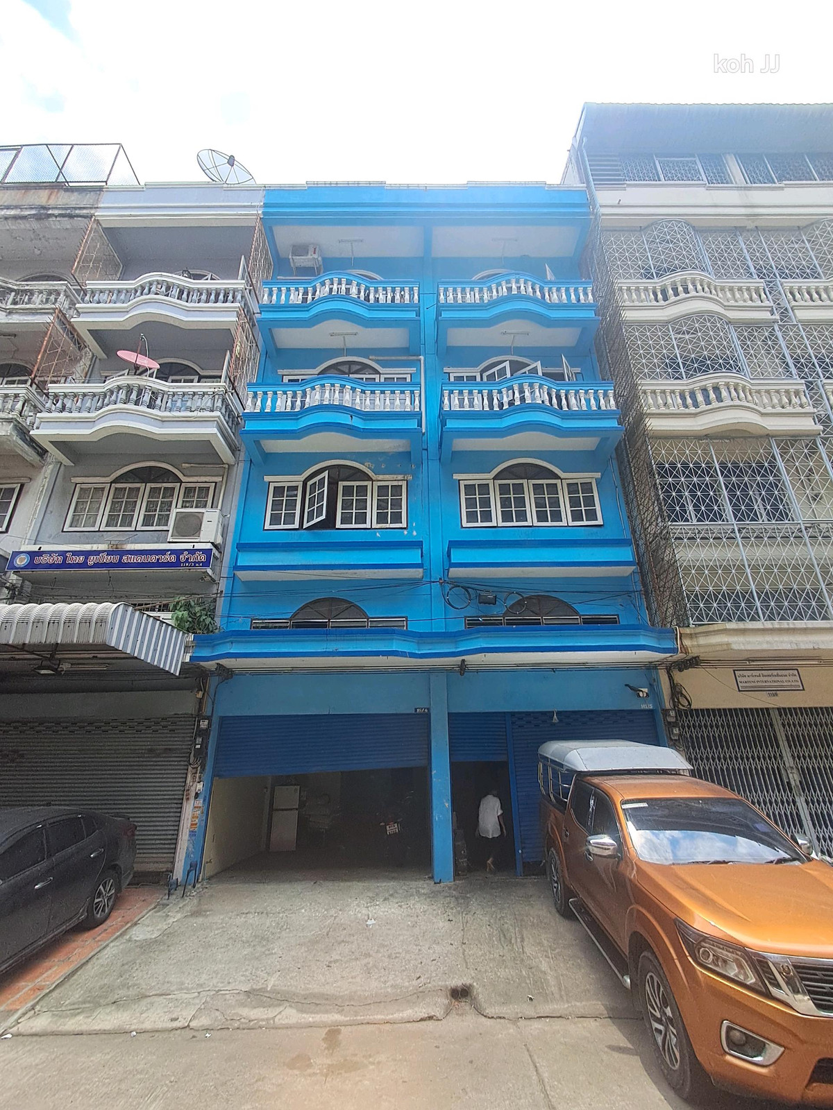 Shophouse for sale, 4.5 floors, 16 sq m, 2 units, prime location! Phetkasem 97/1 near the main road and community areas Shophouse for sale, 4.5 floors, 16 sq m, 2 units, prime location! Phetkasem 97/1 near the main road and community areas