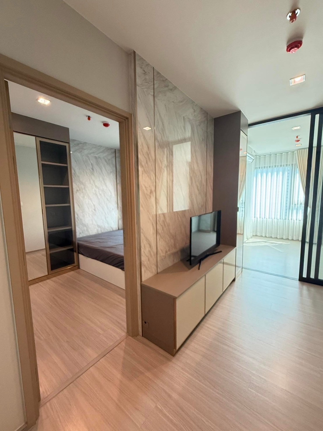 Condo for rent: Life Sathorn Sierra, beautifully decorated* ready to move in.(travel to Sathorn in 5 minutes Next to BTS Talat Phlu 150 m)BTS Talat Phlu 150 metersSize 29 sq m. Rental price 12,000 baht, 1 year contract. 1 Bedroom 1 Bathroom Digit