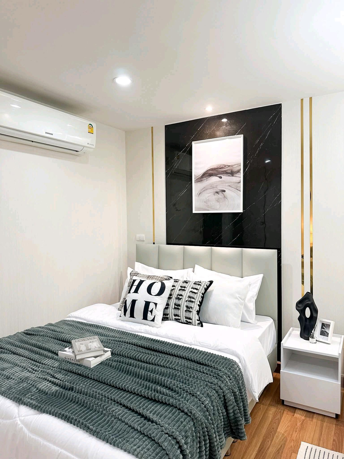 If you love cooking, dont miss it. The large kitchen is separated into sections.Condo near MRT Bang Son, 1 minute walk.