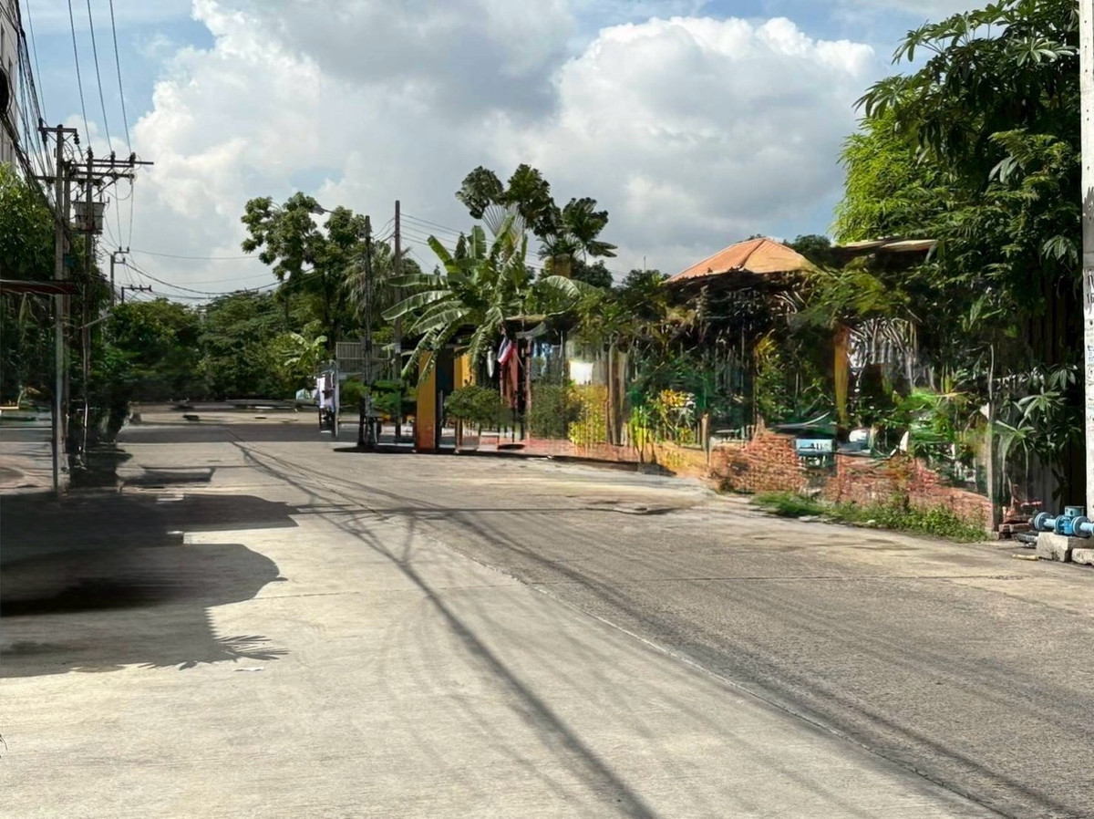 Land for sale and rent Ramkhamhaeng near MRT, large plot 386 sq.w with existing structures, suitable for apartment or investment development