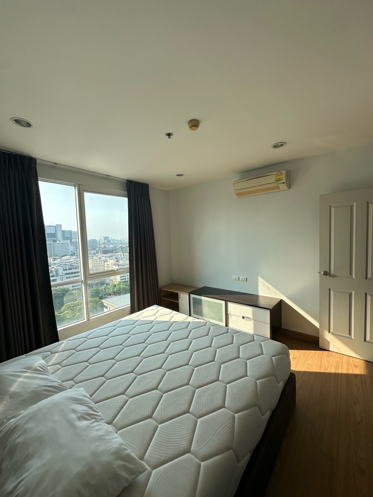 For Rent 🔥🔥 Large room, great location, near BTS Skytrain, near Santiภาพ Park, fully furnished, BTS Victory Monument.