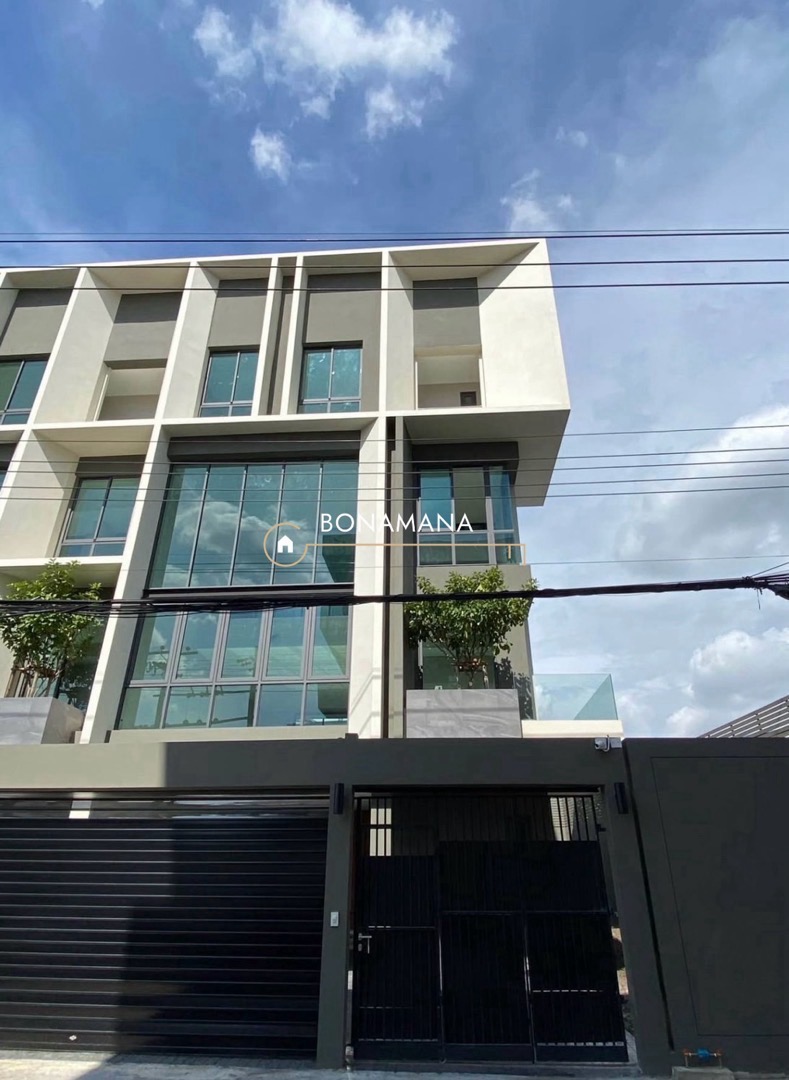 Modern home office for rent, Soi On Nut 64, near BTS Yellow Line, Si Nut Station, 500 meters and Seacon Square Mall, good location, convenient travel. Modern home office for rent, Soi On Nut 64, near BTS Yellow Line, Si Nut Station, 500 meters and Seacon Square Mall, good location, convenient travel.