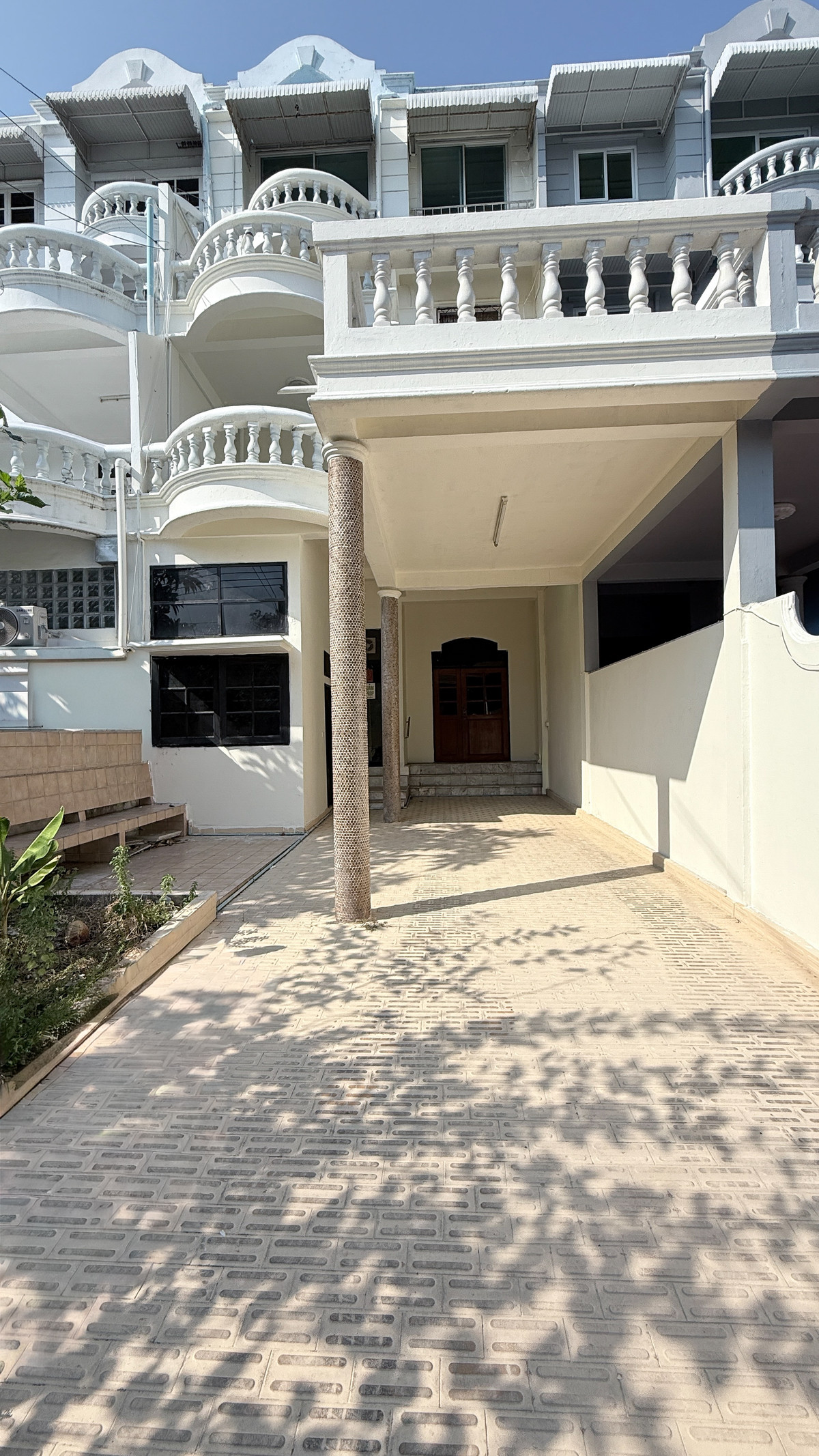 4-story townhome for sale in the heart of Sukhumvit – Thonglor view | Area 400 sq m.