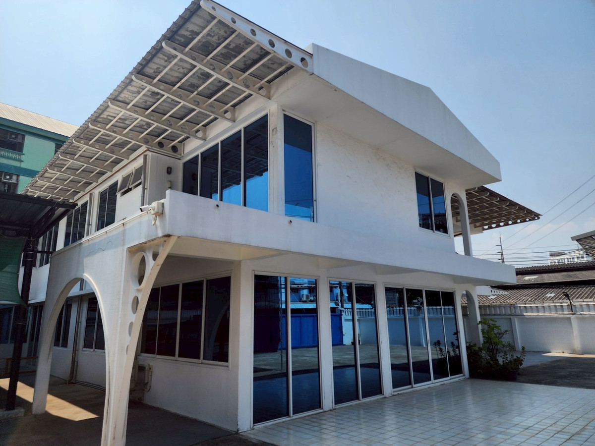 House for sale with land, Ramintra 42, close to BTS Inthra km. 6, just 1 minute, suitable as a home office. House for sale with land, Ramintra 42, close to BTS Inthra km. 6, just 1 minute, suitable as a home office.