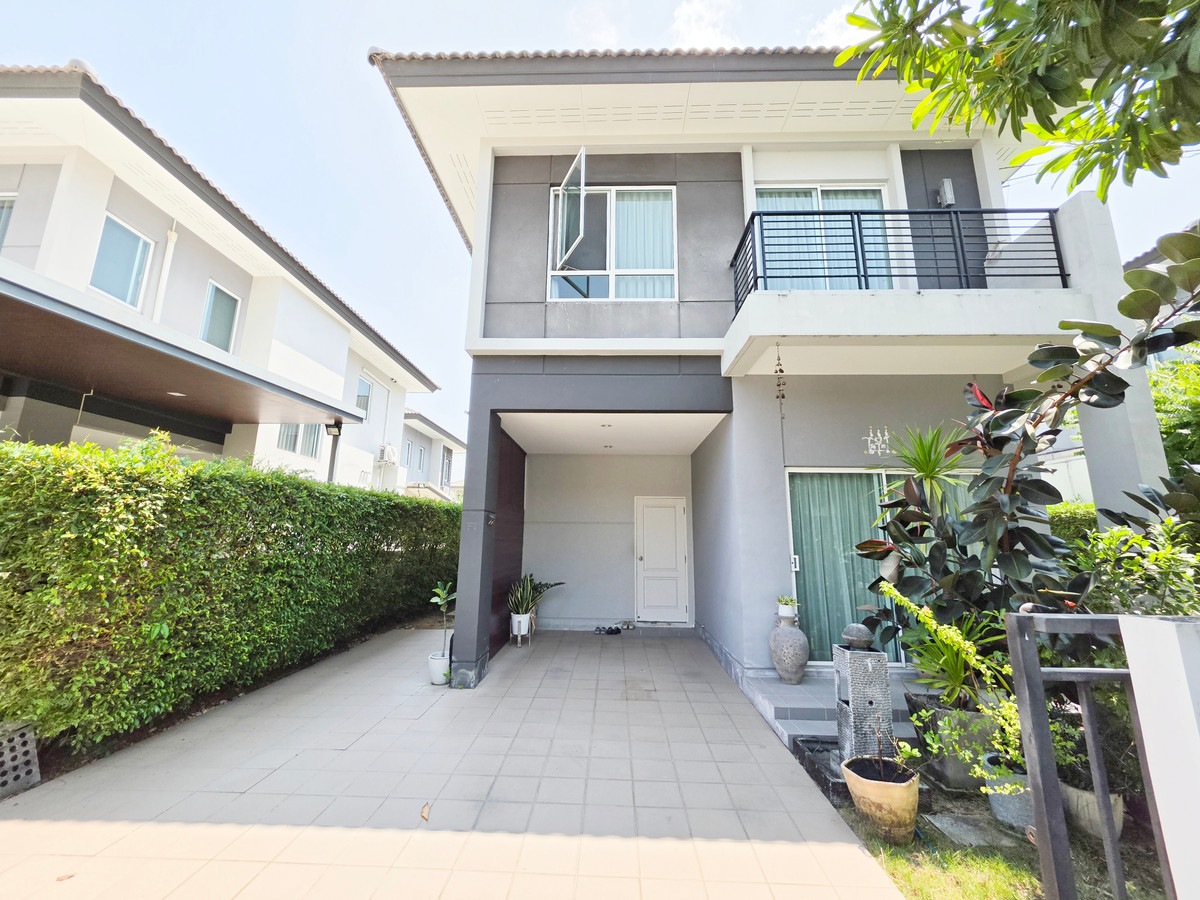 Very cheap!!! Single house, Centro Watcharapol Village, area 50 sq m., 3 bedrooms, 3 bathrooms, with beautiful garden decoration around the house, good location, next to Sukhaphiban 5 Road.