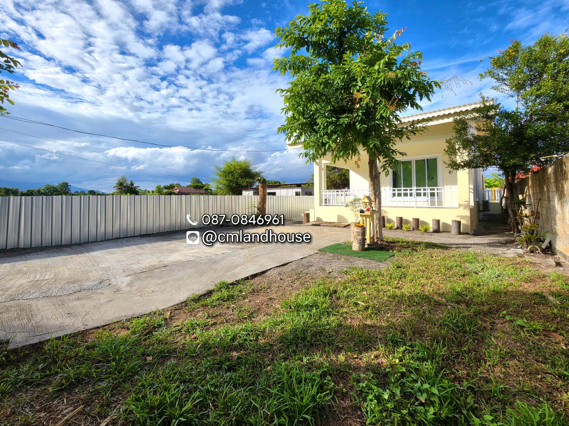Don Kaeo, Saraphi District, wide land area 100 sq m., near Nam Jo Temple - Hua Lim Temple. Not deep into the alley Selling cheapest in this area The whole house has been newly painted.
