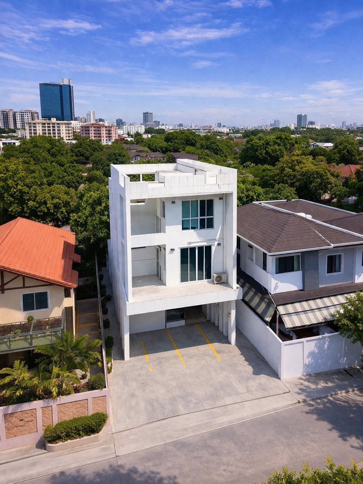 Home office for rent, 3 floors, Rama 9 (RCA), has 5 bedrooms, 4 bathrooms, land area 55 square wah (approximately 790 sq m.), monthly rental price 79,000 baht/month. Home office for rent, 3 floors, Rama 9 (RCA), has 5 bedrooms, 4 bathrooms, land area 55 square wah (approximately 790 sq m.), monthly rental price 79,000 baht/month.
