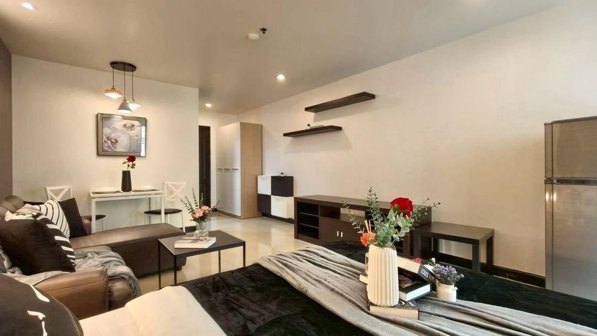Condo for sale, Regent Home 7/1, near the BTS, decorated and ready to move in. Condo for sale, Regent Home 7/1, near the BTS, decorated and ready to move in.