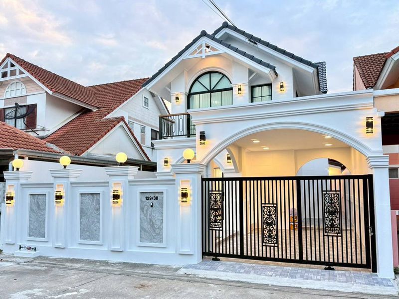 Luxury Tuscan-style house for sale in Sriracha, Nong Yai Bu. Fully furnished with built-in features, ready to move in. Transfer fees included. Luxury Tuscan-style house for sale in Sriracha, Nong Yai Bu. Fully furnished with built-in features, ready to move in. Transfer fees included.