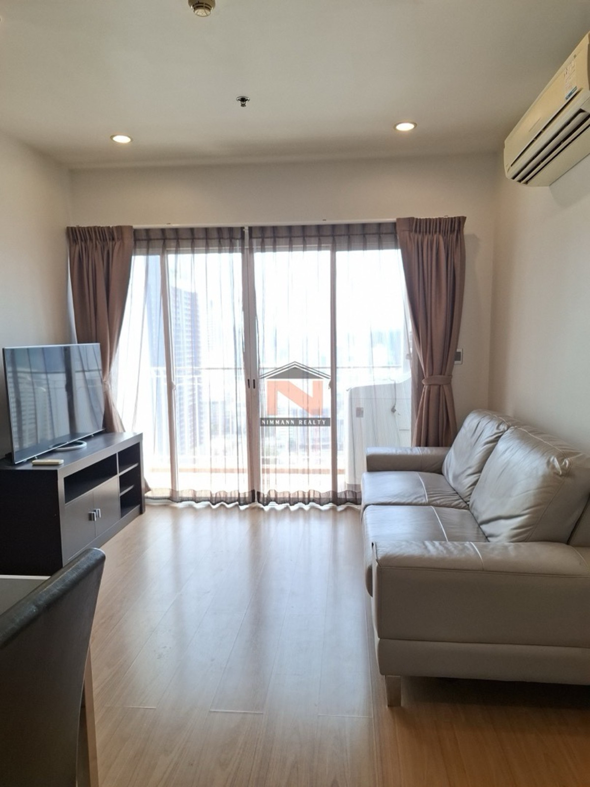 High floor, corner room, very beautiful view. High floor, corner room, very beautiful view.