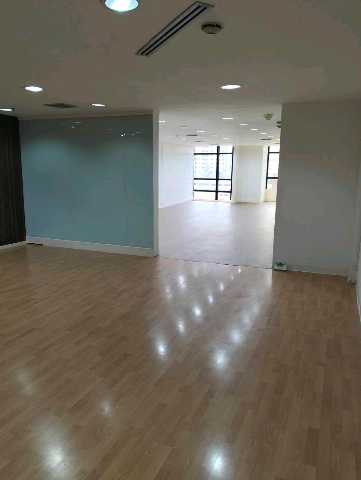 🏬🏬Office for rent, high floor, beautiful view, size 209 sq m, ITF Silom building. 
Consisting of 
- Reception area and a large office room
3 small office rooms
1 maids room 
1 electrical control room
3 bathrooms
3 parking spaces in the building – รูปที่ 3